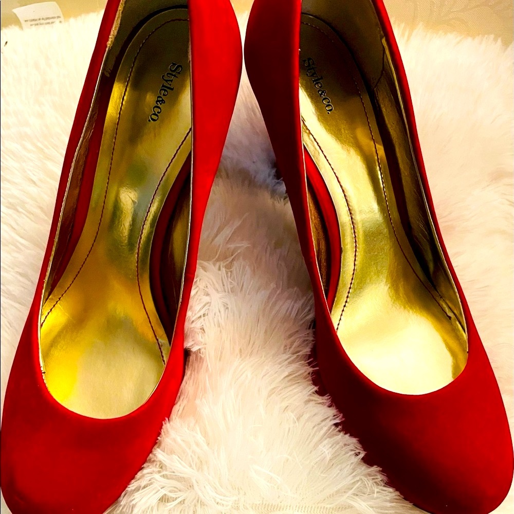 Style & Co Suede Women’s Red 👠 shoe.